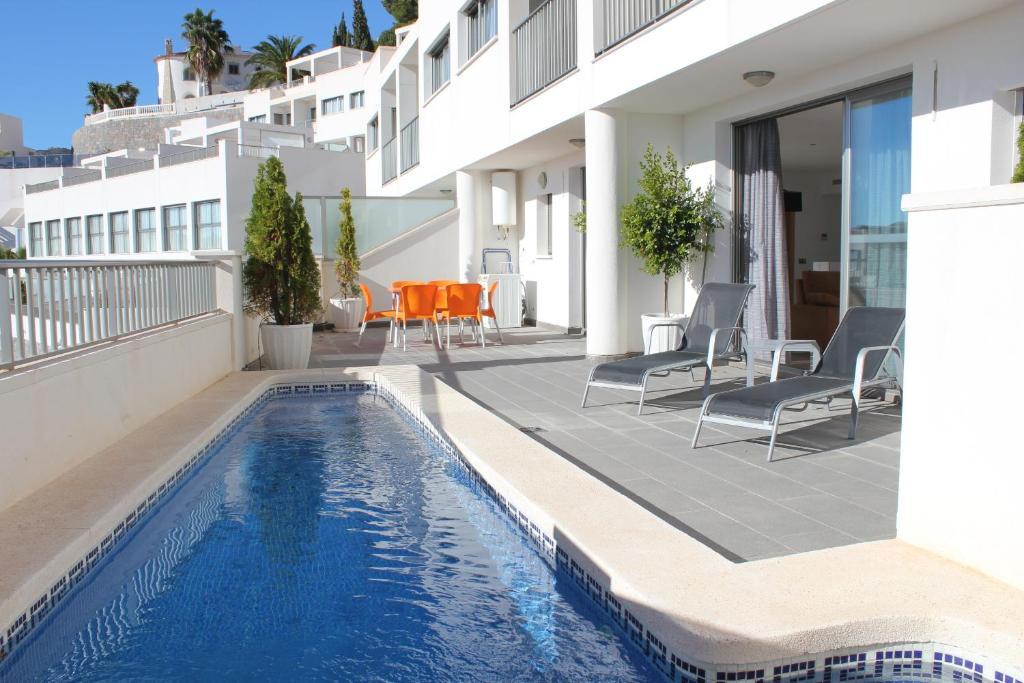 Four-Bedroom Bungalow Pool,47349820: